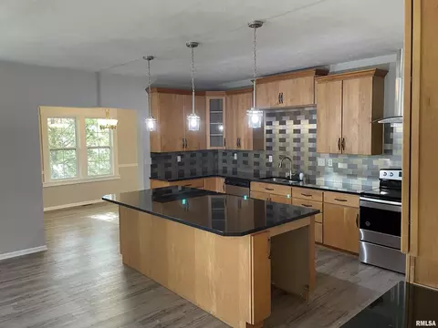 601 E Smith St, Benton, IL 62812 photo 12