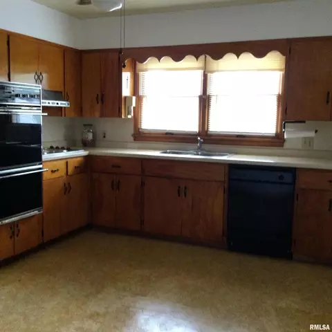 701 W Spring St, Anna, IL 62906 photo 8