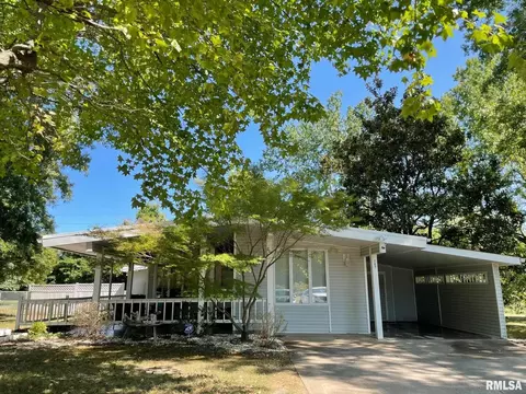 207 N Tower Rd, Carbondale, IL 62901
