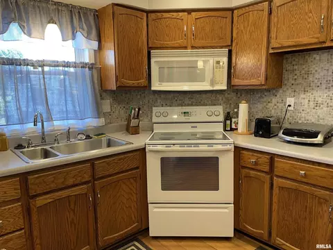 210 W Rea, Valier, IL 62891 photo 17