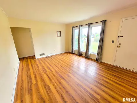 109 W 4th St, Hoffman, IL 62250 photo 2