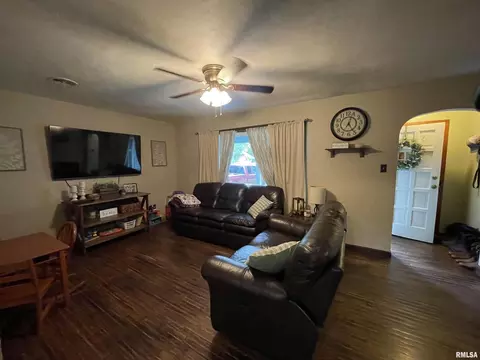 613 Elm St, Carmi, IL 62821 photo 3