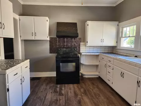 1206 N Maple St, Benton, IL 62812 photo 14