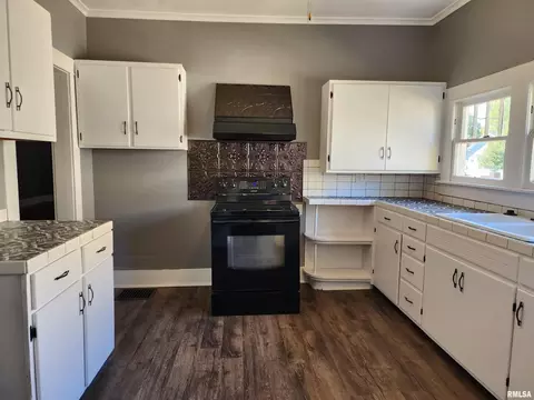 1206 N Maple St, Benton, IL 62812 photo 12