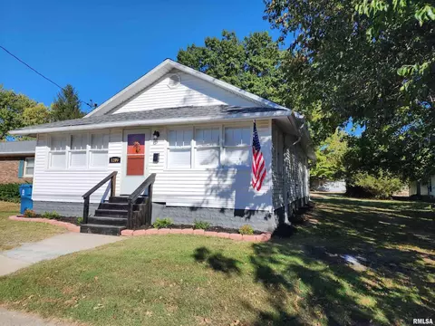 1206 N Maple St, Benton, IL 62812 photo 4