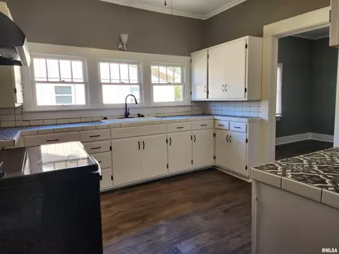1206 N Maple St, Benton, IL 62812 photo 11