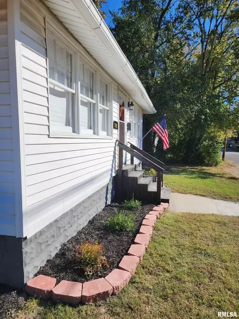 1206 N Maple St, Benton, IL 62812 photo 2