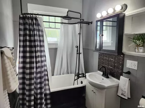 1206 N Maple St, Benton, IL 62812 photo 16