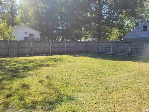 306 Mitchell St, Benton, IL 62812 photo 5