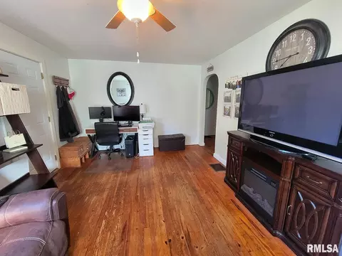 715 E 11th St, Centralia, IL 62801 photo 9