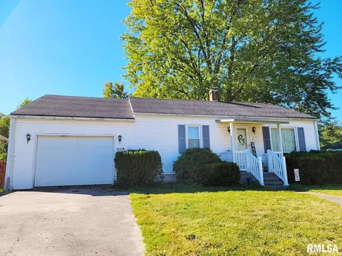 715 E 11th St, Centralia, IL 62801 photo 2