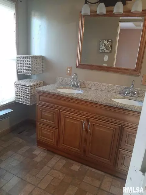 110 E Gelston St, Valier, IL 62891 photo 14