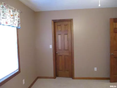 402 E Franklin Ave, Sesser, IL 62884 photo 22