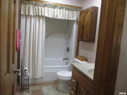 402 E Franklin Ave, Sesser, IL 62884 photo 18