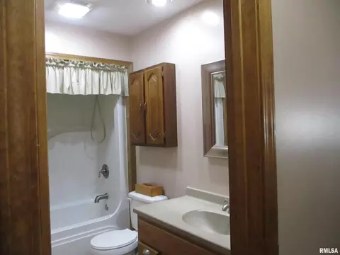 402 E Franklin Ave, Sesser, IL 62884 photo 17