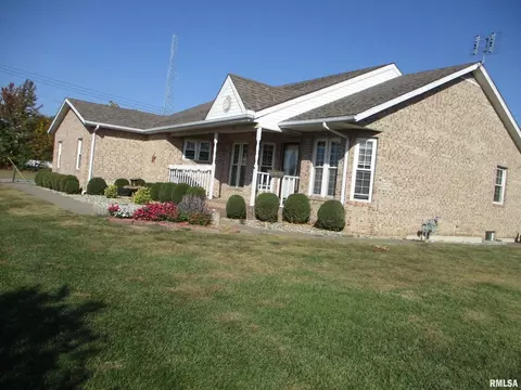 402 E Franklin Ave, Sesser, IL 62884 photo 3