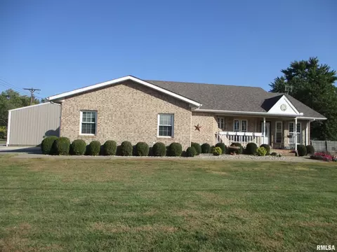 402 E Franklin Ave, Sesser, IL 62884 photo 2