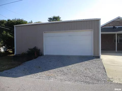 402 E Franklin Ave, Sesser, IL 62884 photo 9
