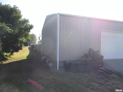 402 E Franklin Ave, Sesser, IL 62884 photo 10