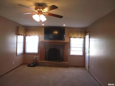 402 E Franklin Ave, Sesser, IL 62884 photo 13