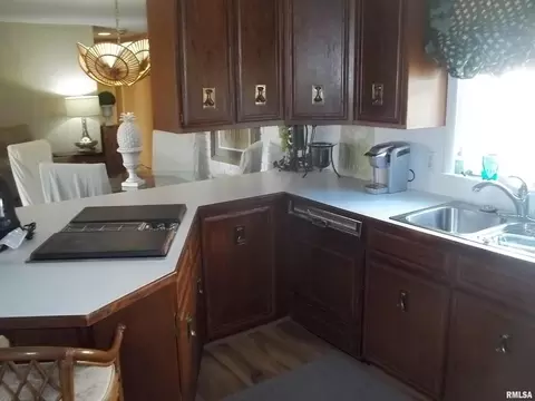 401 E Bond St, Benton, IL 62812 photo 24