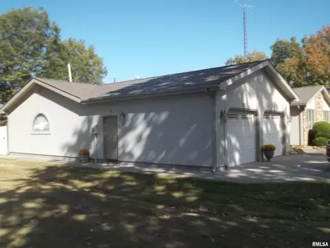 401 E Bond St, Benton, IL 62812 photo 49