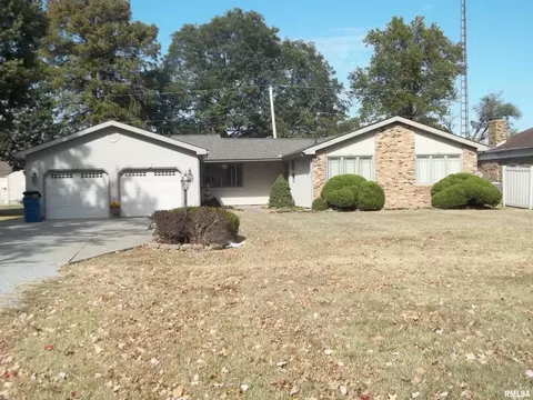 401 E Bond St, Benton, IL 62812 photo 3