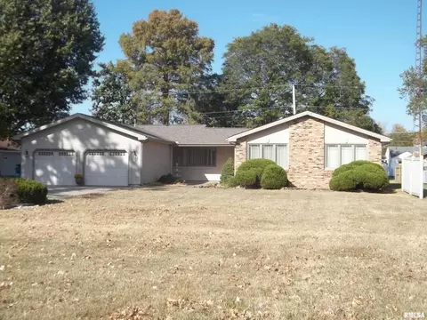 401 E Bond St, Benton, IL 62812 photo 1