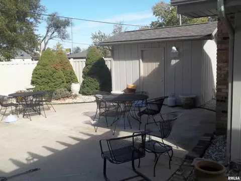 401 E Bond St, Benton, IL 62812 photo 46