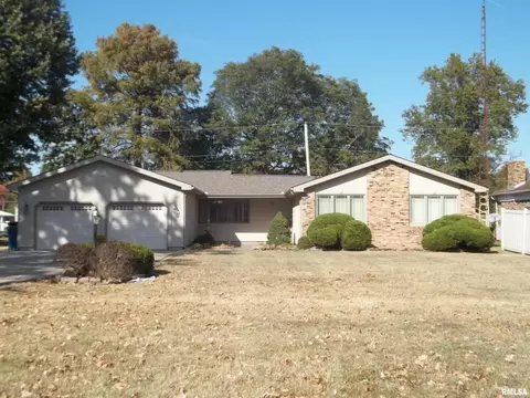 401 E Bond St, Benton, IL 62812 photo 2
