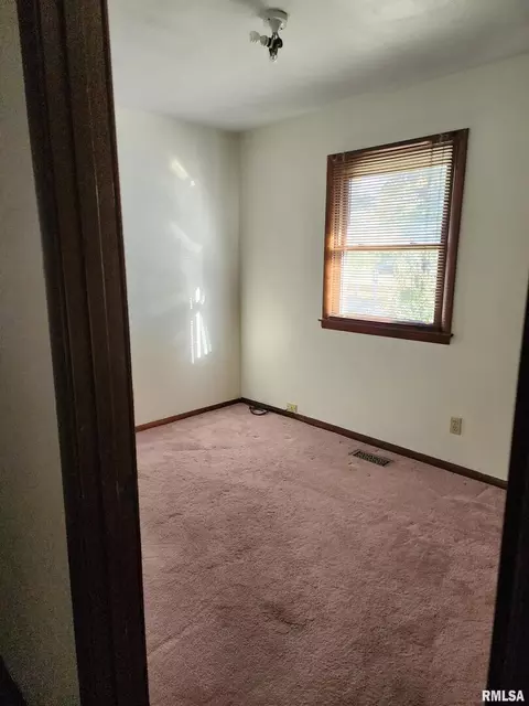 1011 Kirkpatrick St, Benton, IL 62812 photo 9