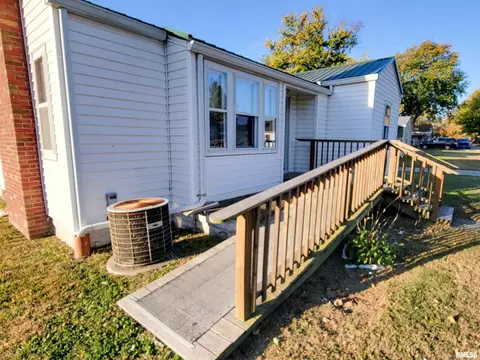 240 Fair Ave, Flora, IL 62839 photo 3