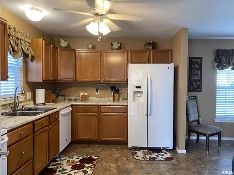 303 E Beacon Ct, Mount Vernon, IL 62864 photo 9