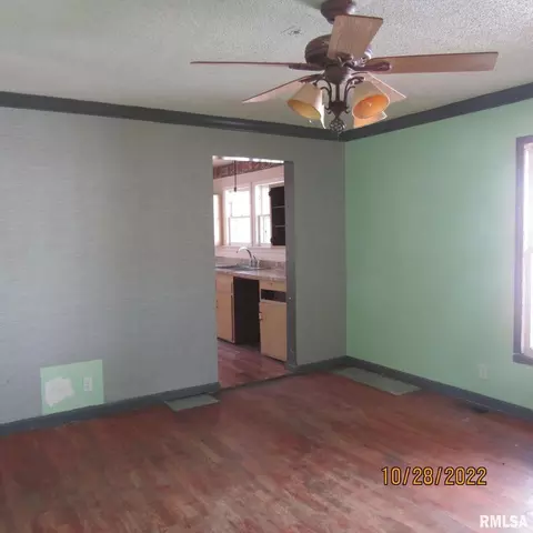 211 6th St, Carmi, IL 62821 photo 3