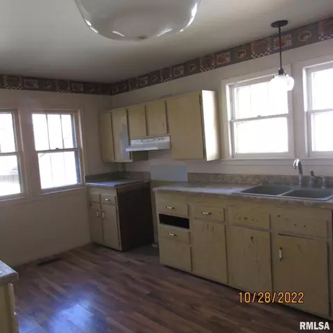 211 6th St, Carmi, IL 62821 photo 2