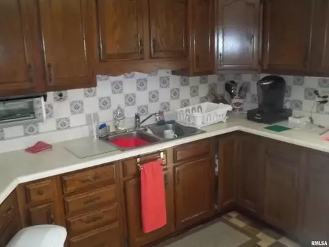 414 E Webster St, Benton, IL 62812 photo 14