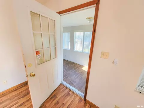 1005 Lamson St, Flora, IL 62839 photo 4