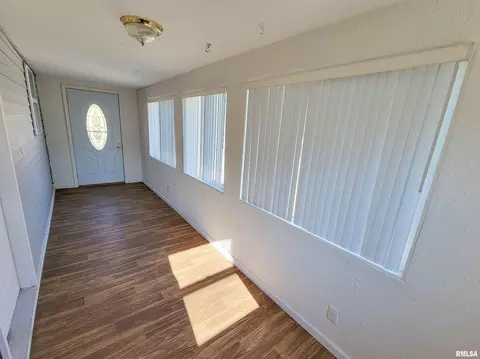 1005 Lamson St, Flora, IL 62839 photo 2