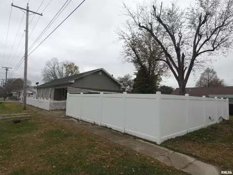 501 W Sylvester St, Christopher, IL 62822 photo 4