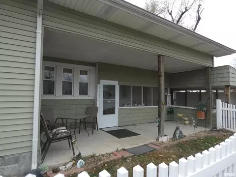 501 W Sylvester St, Christopher, IL 62822 photo 5