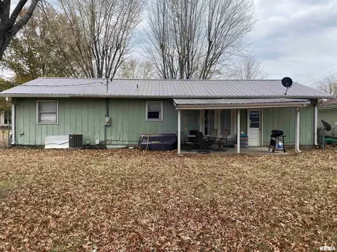 1307 Eads St, Benton, IL 62812 photo 4