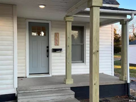 706 N Victor St, Christopher, IL 62822 photo 2