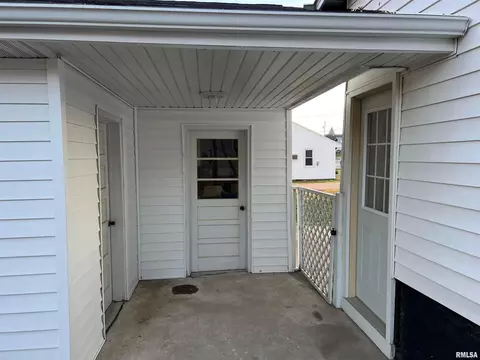 706 N Victor St, Christopher, IL 62822 photo 3