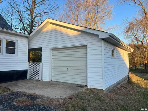 706 N Victor St, Christopher, IL 62822 photo 6