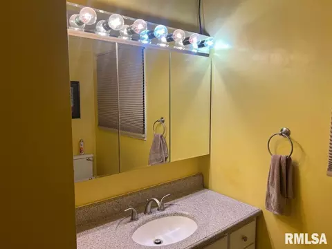 131 Breese St, Centralia, IL 62801 photo 9