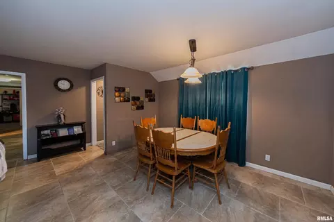 202 W Helen Ave, Christopher, IL 62822 photo 6