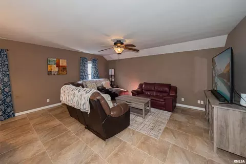 202 W Helen Ave, Christopher, IL 62822 photo 3