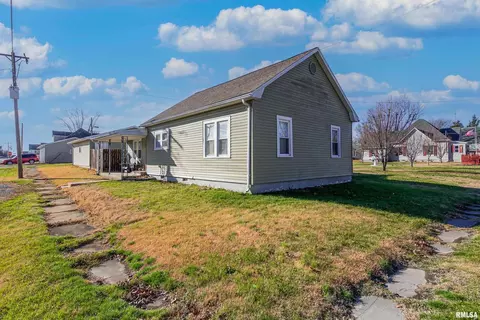 202 W Helen Ave, Christopher, IL 62822 photo 2