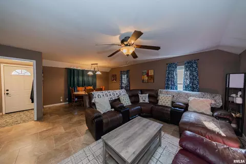 202 W Helen Ave, Christopher, IL 62822 photo 5