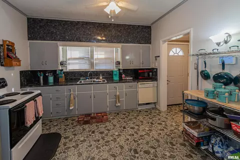 202 W Helen Ave, Christopher, IL 62822 photo 7